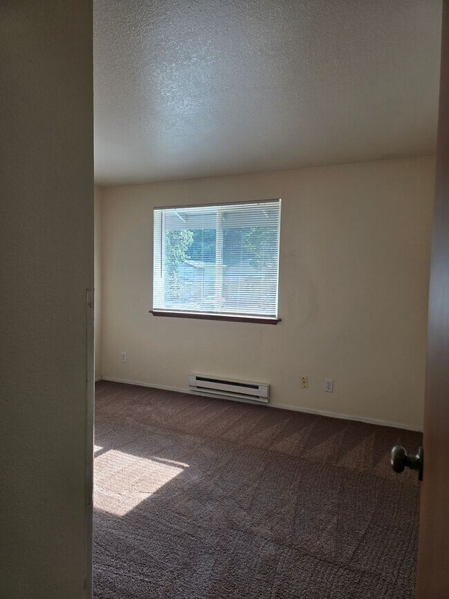 Building Photo - Upper Floor 2 Bedroom with Carport