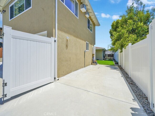 Building Photo - 34801 Calle Del Sol