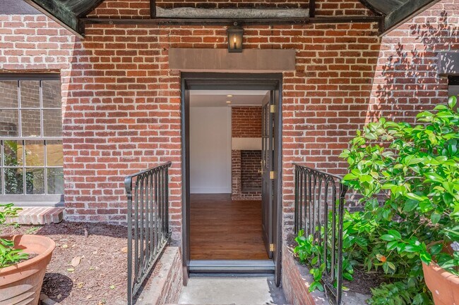 Building Photo - Renovated 2 Bedroom Carriage house off Lafayette Square