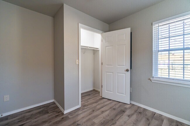 Building Photo - Gorgeous 3 Bedroom 2 Bathroom Home in Fort Smith