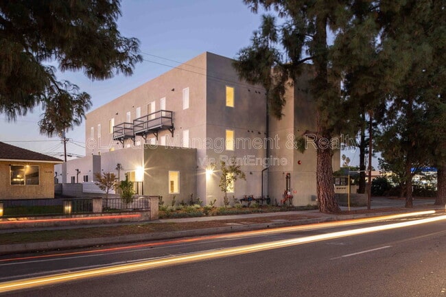 Building Photo - 16136 Devonshire St