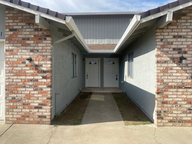 Building Photo - 2 bedroom 1.5 bath home in Lodi