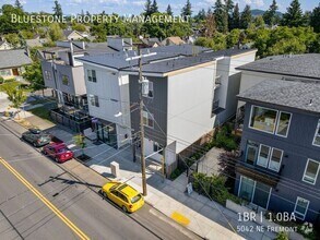 Building Photo - 5042 NE Fremont-4