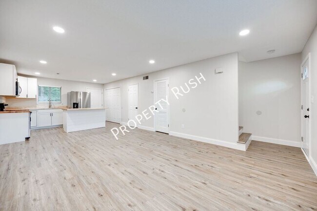 Building Photo - 2323 Green Forest Dr