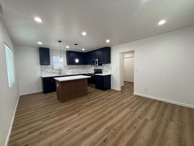 Building Photo - 942 W El Morado Ct
