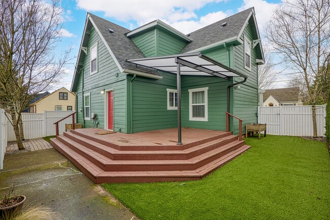 Building Photo - Delightful 4 Bed/2.5 Bath Craftsman home in the Rose City Park Neighbood