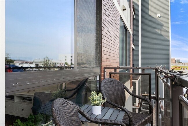 Building Photo - 339 D St