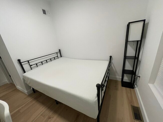 Actual bedroom with en-suite bathroom - 129 5th St