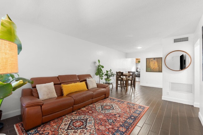 Building Photo - 1900 NE 8th Ct