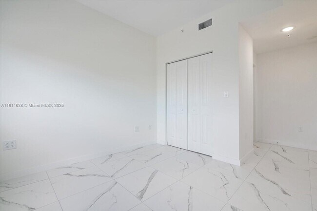 Building Photo - 420 SW 7th Ave