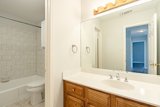 Building Photo - Beautiful 3 bedroom, 2.5 bathroom home in Gracywoods!