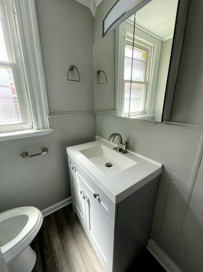 Building Photo - 3 bed 1 bath - Newly updated, South Oakland, dishwasher, washer/dryer included