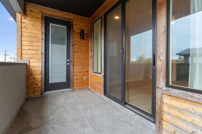 Building Photo - 5002 Pecan Springs Rd