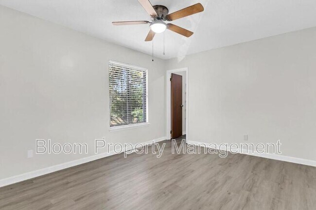 Building Photo - 111 Cottonwood Dr