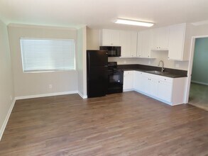 Building Photo - Renovated Two Bedroom Condo in Gated Community