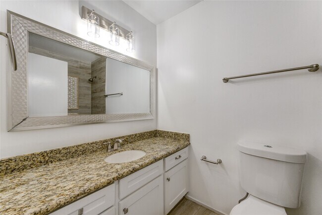 Building Photo - 2114 River Village Dr