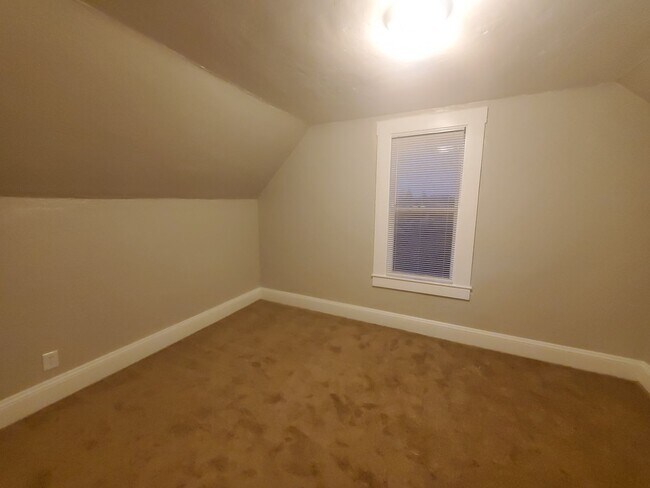 Building Photo - ** Charming 2 Story *Newly Renovated***