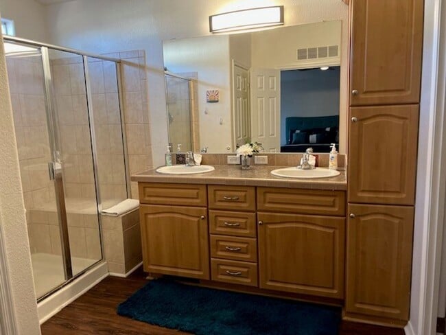Building Photo - Fully furnished 3 BR Home Includes Utiliti...