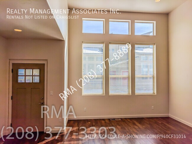 Building Photo - Gorgeous Townhouse Located in Meridian Nea...