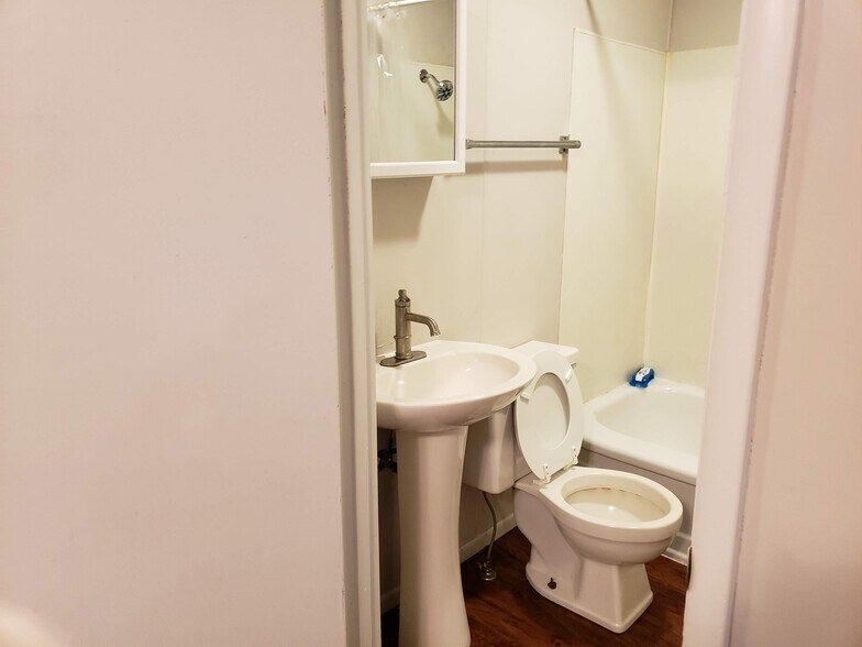 Building Photo - 420 W Hickory St