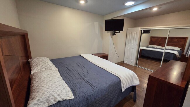 Building Photo - Spacious and Cozy studio!