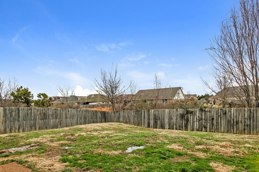 Building Photo - 115 Clear Springs Dr