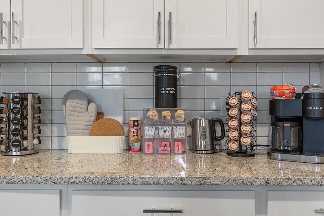 Building Photo - 212 W Roberts Ave