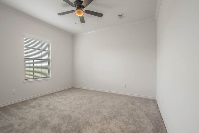 Building Photo - 3 Bed Townhome Minutes from Campus in Quiet Area