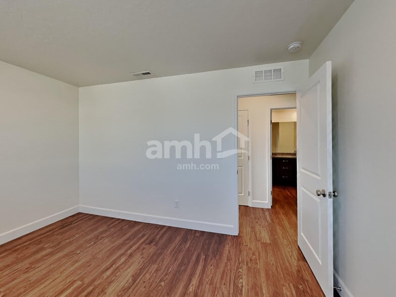 Building Photo - 5043 W Milliron Dr