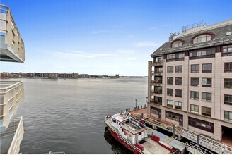Building Photo - 4 Battery Wharf