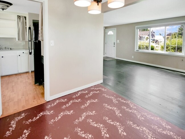 Building Photo - 2 Bed and 1 Bath Charming Single-Family Ho...