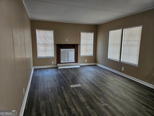 Building Photo - 647 Buck Creek Rd