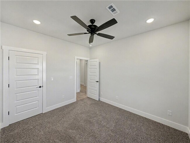 Building Photo - 6807 SW Basswood Ave