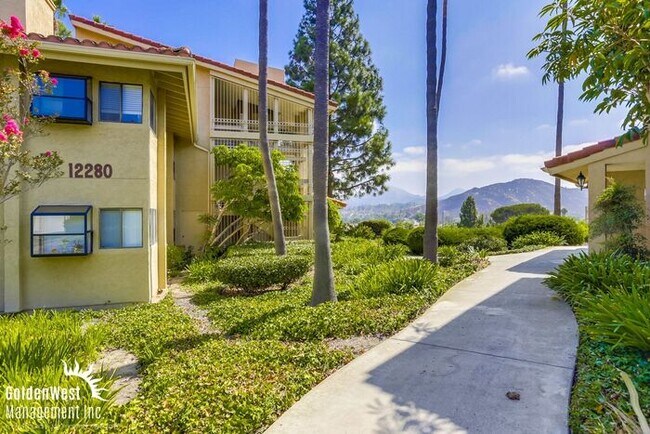 Building Photo - Breezy 2Bdm 2Ba Top-Floor Corner Condo with Mountain Views!