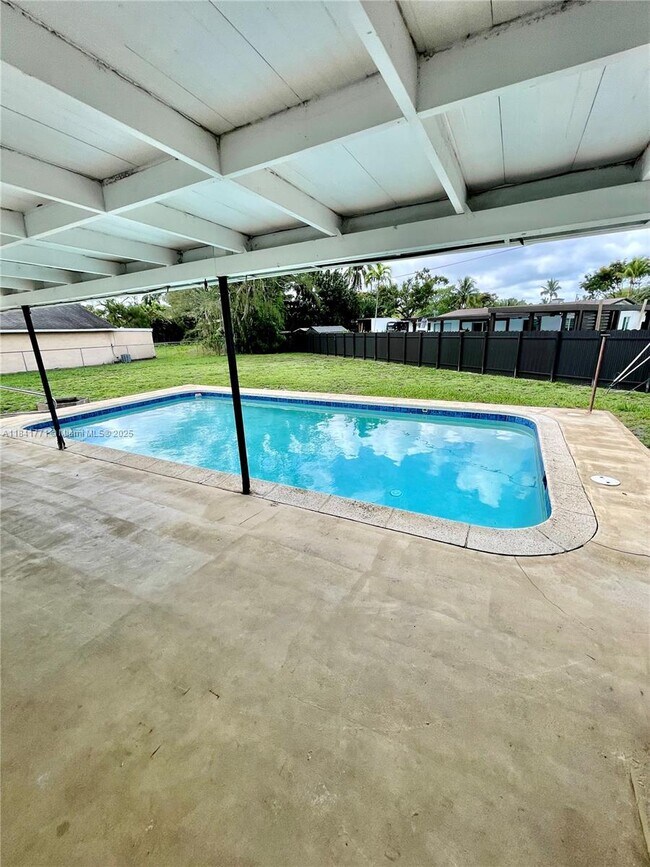 Building Photo - 4430 W Broward Blvd