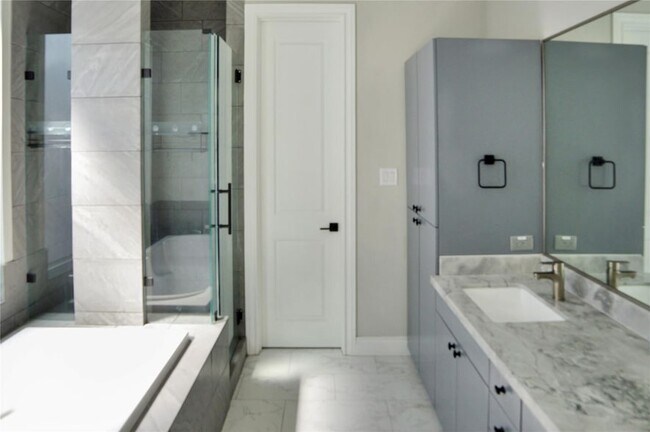 Building Photo - 8918 Spring Knoll Forest Dr