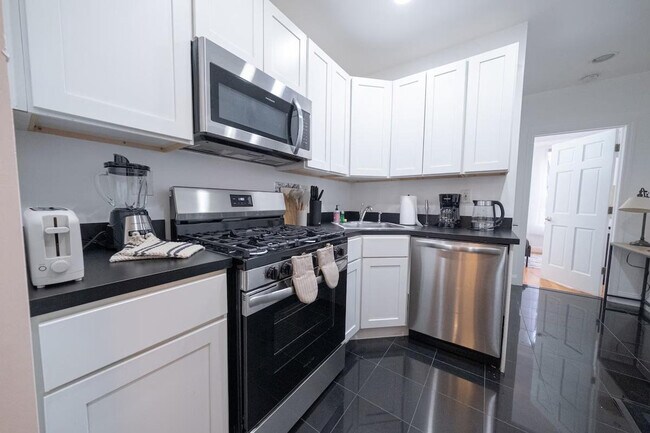 Building Photo - 302 E 104th St