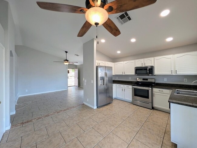 Building Photo - 15746 W Elm St