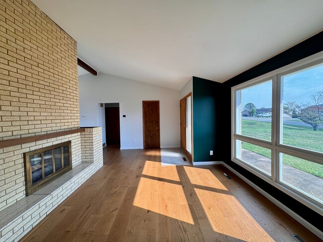 Building Photo - 221 Grandview Dr