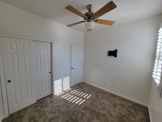 Building Photo - 3 bedroom 2.5 bathroom in desirable NW Visalia Bella Sera gated community!