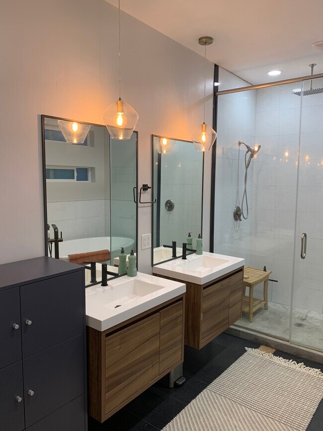 Master Bath - 438 N Stone Mountain Dr