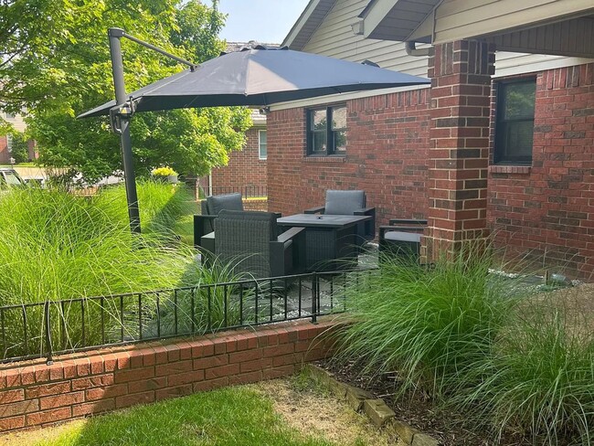 Building Photo - Available August 1st! Beautifully Remodele...