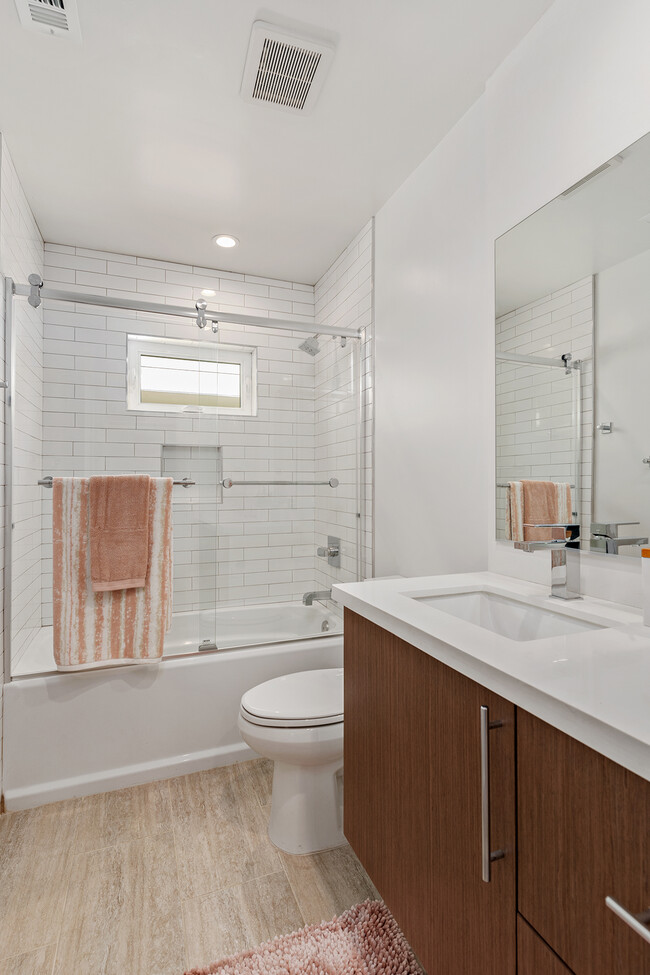 Lower Bedroom Bath - 2120 N Beachwood Dr