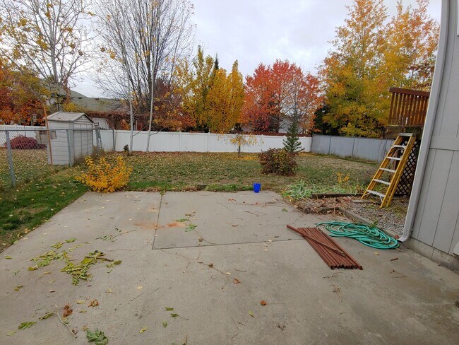 Building Photo - Large 3/2 in the Singing Hills Neighborhoo...