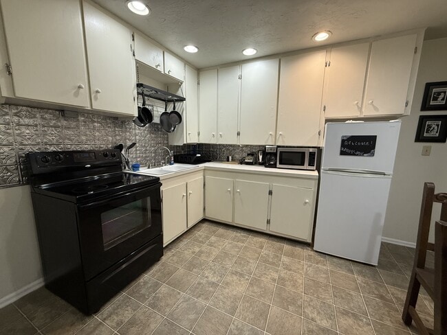 Building Photo - 2710 S Washington St