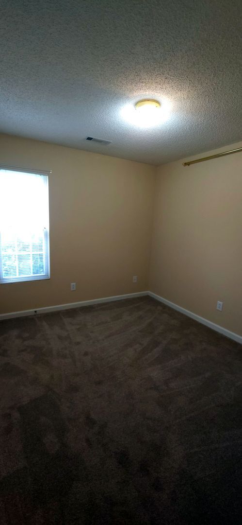 Building Photo - Great one level home close to shopping and highway