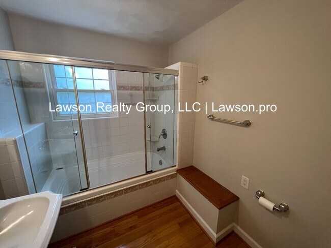 Building Photo - Beautiful Cave Spring Split Level with Bac...