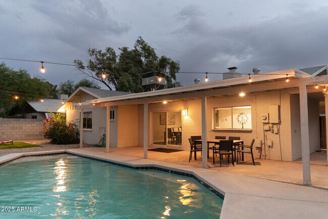 Building Photo - 2140 E Broadmor Dr