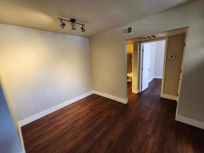 Building Photo - Beautiful Bella Vita 1 Bedroom/1 Bath unit.