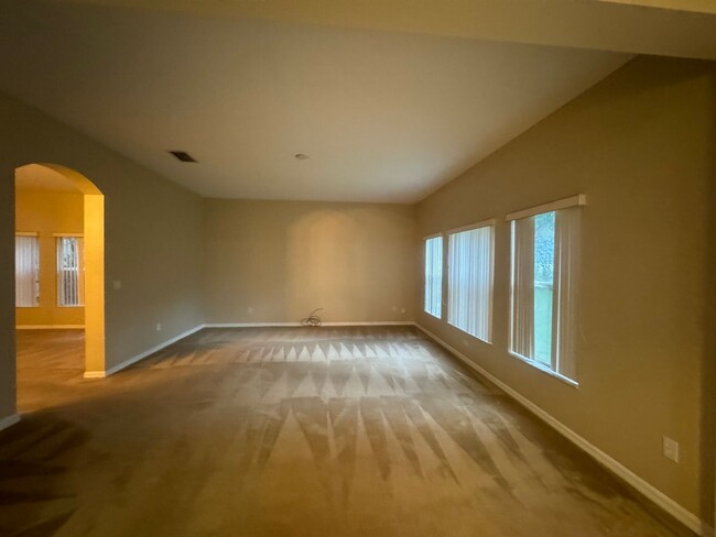 Building Photo - Spacious 3 bedroom, 3 bath, 3 car garage h...